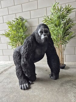 Levensechte gorilla lopend