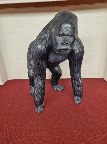 Levensgrote gorilla staand 