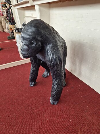 Levensgrote gorilla staand 