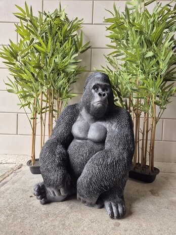 Levensechte gorilla zittend