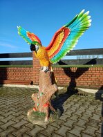 Papagaai gekleurd op stam